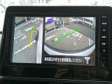 【アラウンドビューモニター】空から見下ろすような視点で、スムースな駐車と安全確認をサポートします。