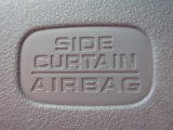 サイドカーテンエアバックシステムは、側面衝突時に大人から子供までさまざまな体格の乗員の頭部や頚部を広範囲で保護。特にセンターピラーへの頭部衝突を防ぐ展開性能を実現しています。