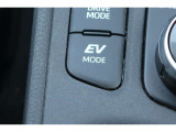 EVドライブモードで、エンジン音や排気ガスを気にすることなく走れます。早朝・深夜や屋内の駐車場などで重宝しますよ♪