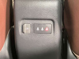 アームレスト後ろにはUSBソケットを装備!後席でも携帯を充電することができます!