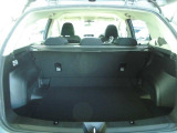 たっぷり大容量の荷室!荷室左右にはフックが付いており荷物の固定にも使用することが出来ます!!また、後部座席を倒すことで荷室をさらに広く使うことが出来ます!旅行やレジャーにも活躍が期待できます!!