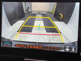 こちらのバックカメラは画面にラインが表示されておりますので、バック持のクルマの進行方向の目安になります。より高いレベルで車庫入れをサポートする、便利な機能ですね。