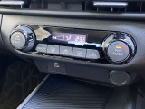 設定した温度をしっかりキープしてくれるオートエアコンで車内はいつでも快適です。