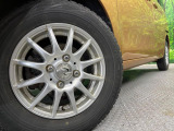 【13インチアルミホイール】外観にマッチしたアルミホイールを装着しております。各種アルミホイールや、スタッドレスタイヤも取扱いしております。是非ご相談ください♪