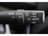 オートライトコントロールは外の暗さを感知し自動でON/OFF。また夜間でもエンジンをOFFにすれば一緒に消灯。消し忘れやトンネル走行時などに非常に重宝します!