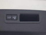 ハンズフリーパワーバックド(挟み込み防止機能・停止位置メモリー機能付)が装備されています。スマートキーを携帯していれば、リヤバンパーの下に足を出し入れするだけでバックドアが自動開閉します。