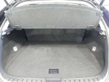 広く開口部の大きいトランクルームは、荷物の出し入れも楽です。トノカバーがあるのでプライバシーも守られますね。