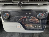 【左右独立温度コントロール式フルオートエアコン(DUAL/SYNC)】運転席側と助手席側でそれぞれ自由に温度設定ができ、快適な風量やモードなどを自動調整します!