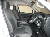 【フロントシート】運転席はしっかりと体を支えてくれる形状になっています】
