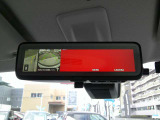モニターをビルトインした ディスプレイ付きルームミラー映像は、スイッチ操作により、「トップビュー」「フロントビュー」「サイドブラインドビュー」を切り替えが可能です。