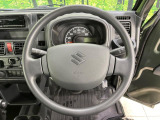 インテリアに合わせたデザインのステアリングは、運転される方のことも考え、運転しやすい形状、大きさです。是非一度、実際に触ってお確かめください。