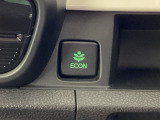 エンジンやエアコンなどクルマ全体の動きを燃費優先で自動制御するECONモード。空調など快適性を優先したいときは、スイッチ1つでOFFにすることも可能です。