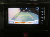 車両後方の映像を映すバックモニター。進路を確認しながら安全に車庫入れできます。