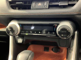 「AUTO」スイッチで車内の温度を一定に保ってくれるオートエアコン。快適装備の代名詞。もちろんマニュアル操作も可能ですよ。