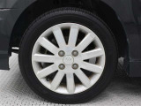 純正アルミホイールは精度が高く、走行の安定性が優れています。タイヤサイズ165/55R14