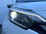 【LEDヘッドライト】悪天候や夜間走行時も良好な視界を確保し安心して運転できる高輝度LEDヘッドライトを装備!点灯速度が早く、消費電力も抑えられています。