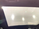 【パノラマルーフ】大型のガラスルーフ搭載で車内の解放感が一気にアップ!開放的なドライブをお楽しみいただけます。
