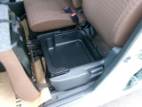 助手席の下にも収納スペースがあります。