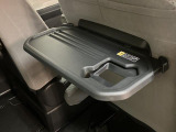 【格納式シートバックテーブル】タブレットが立てかけれることが出来て、お子様用のマグカップや500mlの紙パックが入るホルダー付きで、休憩時の軽食等にとっても便利なんです☆