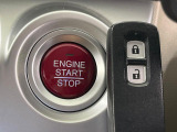 【Hondaスマートキー】カバンやポケットに入れたままでもドアの施錠・解錠が可能なスマートキーを装備。エンジンのオン・オフ時もカギを取り出す必要が無いからとっても便利です♪