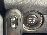 【キーレススタートシステム】カバンやポケットに入れたままでもドアの施錠・解錠が可能なスマートキーを装備。エンジンのオン・オフ時もカギを取り出す必要が無いからとっても便利です♪