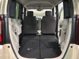 リアシートを倒すと、ラゲッジスペースを広くお使いいただけます!