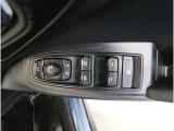 運転席には、ドアミラーの開閉および角度調整、集中ドアロック機能、さらには全ウィンドーの開閉操作を可能にするスイッチが一つに集約。運転中でもスムーズかつ効率的に操作でき、安全性と快適性に役立っています