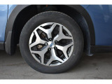 純正18インチアルミホイル/タイヤサイズは225/60R17です