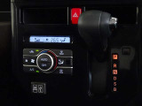 車内を快適に、オートエアコンを装備しています。