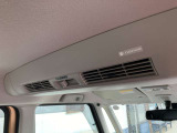 リアシーリングファン装備!ルーフに取り付けたファンで、風を後席にも送風!効率的に循環させることで、室内温度を均一に保ちますので、快適に過ごせます♪