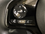ステアリングスイッチがついていますので、オーディオのチャンネル変更、ボリューム、ジャンル変更が操作可能です。ハンドルから手を離さず安全に操作できます。