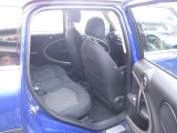リヤは多少狭いですが5人乗りとなっています。