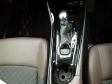 電動パーキングブレーキを搭載。スイッチ操作でパーキングブレーキを作動・解除することが可能ですので、操作の力が不要ですよ。ドリンクホルダーが2つ付きです。