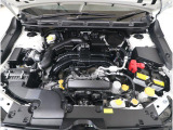 スバルと言えば水平対向エンジン。車体の低い位置に搭載されているので、万一の衝突時には、エンジンルームの下へ潜り込み、室内の乗員の被害軽減に貢献致します。