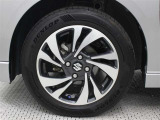 純正アルミホイールは精度が高く、走行の安定性が優れています。タイヤサイズ165/65R15