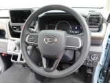 センターメーターで視界良好な運転席廻りです。運転時の視線移動が少なくて済むので安全性にも一役買ってくれますね。ぜひ一度ご覧になってください。見易さが違いますよ。