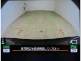 ■リヤビューカメラの映像です。ステアリング連動ガイドラインが、後退時の予想進路を表示し、運転のサポートを致します。