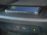 フロントセンタートレイは携帯電話のワイヤレス充電器となっています!