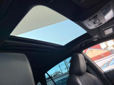 【ムーンルーフ】開放感たっぷりの希少装備、ムーンルーフが装着されています!車内に明かりを取り入れたり景色を楽しむ以外にも、車内の空気も簡単に換気できて快適です!