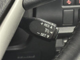 【クルーズコントロール】アクセルを踏み込まなくても設定した速度を保ち走行し続けることができる便利な機能です。ロングドライブになりがちな高速道路や有料道路で、その真価を発揮します。