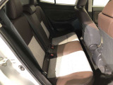 【後部座席】も当然、綺麗・清潔に仕上げております。内装の綺麗なお車は気持ちが良いですし、コンディションのいい車が多いです。これもオススメの1台です。