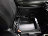 助手席のシート下は大容量の収納スペース♪季節の変化で使用しない物など収納可能です♪