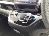 ハイブリット専用のシフトノブです。インパネシフトだから視線の移動も少なく足元もスッキリ♪運転席もゆったりしているのでゆとりを持ってドライブできますね!