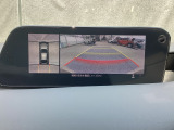 狭い場所での駐車やすれ違いなどでより的確な運転操作に役立つ360&deg;ビューモニターが装備されています。
