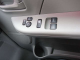 運転席側のドア内側です。ドアミラーの格納や角度調整やパワーウィンドーのスウィッチがコンパクトにまとまっています。ボトルホルダーも付いています。