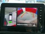 【アラウンドビューモニター】空から見下ろすような視点で、スムースな駐車と安全確認をサポートします。