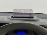 【ヘッドアップディスプレイ】運転支援システムの作動状況やナビゲーションの案内表示など、クルマや走行に関するさまざまな情報をダッシュボード上のアクリル板に表示できます。(表示内容は車種により異なります)