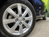 【純正15インチアルミホイール】外観にマッチした純正アルミホイールを装着しております。各種社外アルミホイールや、スタッドレスタイヤも取扱いしております。是非ご相談ください♪