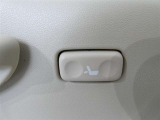 運転時の腰の負担を軽減してくれる電動ランバーサポート装着です。長距離ドライブの強い味方ですね。