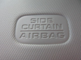 サイドカーテンエアバックシステムは、側面衝突時に大人から子供までさまざまな体格の乗員の頭部や頚部を広範囲で保護。特にセンターピラーへの頭部衝突を防ぐ展開性能を実現しています。